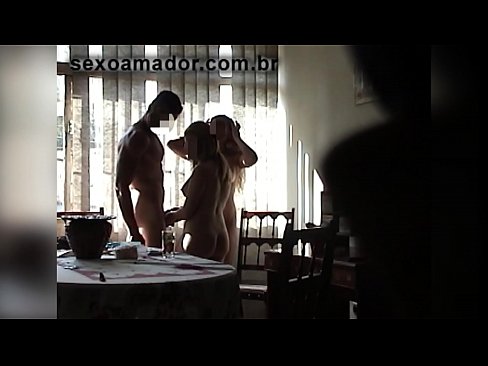❤️ Sex-Freunde laden einen riesigen Mann und einen Dreier mit ihm ein ❤️ Fuck video bei uns ️❤