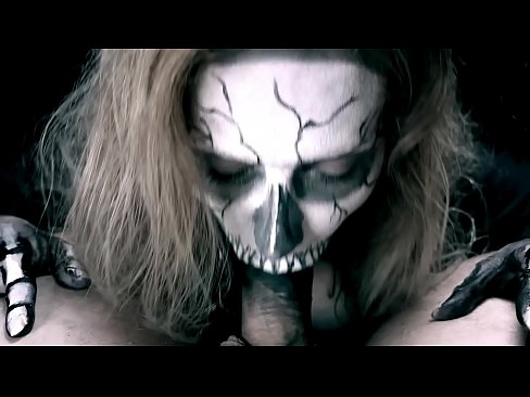 ❤️ Dämonenmädchen lutscht Schwanz mit ihrem schwarzen Mund und schluckt Sperma. ❤️ Fuck video bei uns ️❤