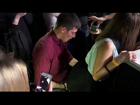 ❤️ Echter Sex in einem russischen Nachtclub. 18-jährige russische Mädchen in den Anus und Vagina gefickt in einem Nachtclub ❤️ Fuck video bei uns ️❤