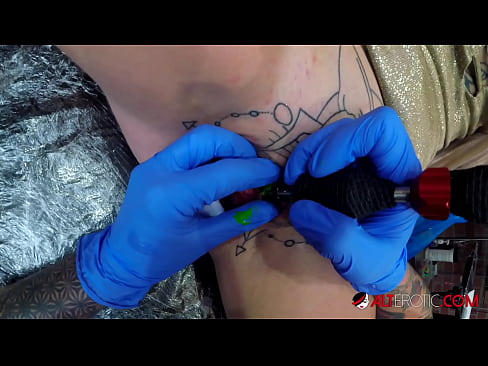 ❤️ Extrem tätowierte Hottie Sully Savage hat ein Tattoo auf ihrer Klitoris ❤️ Fuck video bei uns ️❤