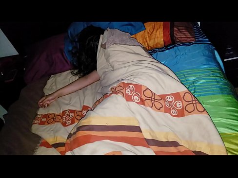 ❤️ Stiefsohn beschimpft seine junge Stiefmutter, während sie schläft. ❤️ Fuck video bei uns ️❤