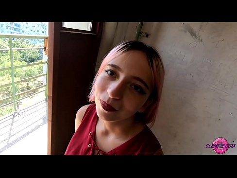 ❤️ Studentin saugt einen Fremden im Outback - Sperma auf seinem Gesicht ❤️ Fuck video bei uns ️❤