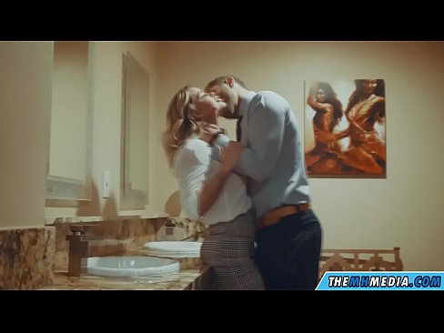 ❤️ Wenn eine vollbusige Blondine dich in einer öffentlichen Toilette verführt ❤️ Fuck video bei uns ️❤
